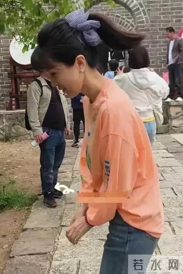 50岁金巧巧街头偶遇“炸锅”，网友犀利吐槽“三重反差