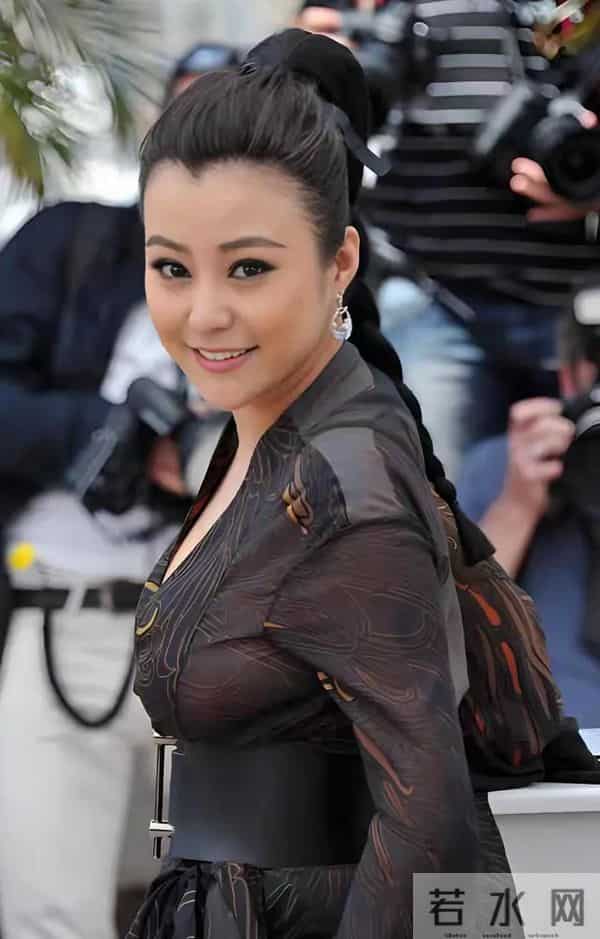 郝蕾太丰满了穿绒衣扣子都撑开了如果扣子突然破了那就十分尴尬了