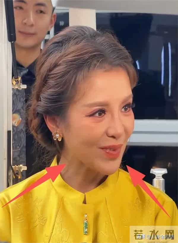 52岁朱迅现身上海，生图皱纹多到浓妆遮不住，头顶长了白发显沧桑