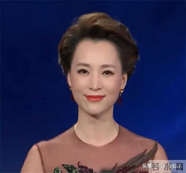 52岁朱迅现身上海，生图皱纹多到浓妆遮不住，头顶长了白发显沧桑