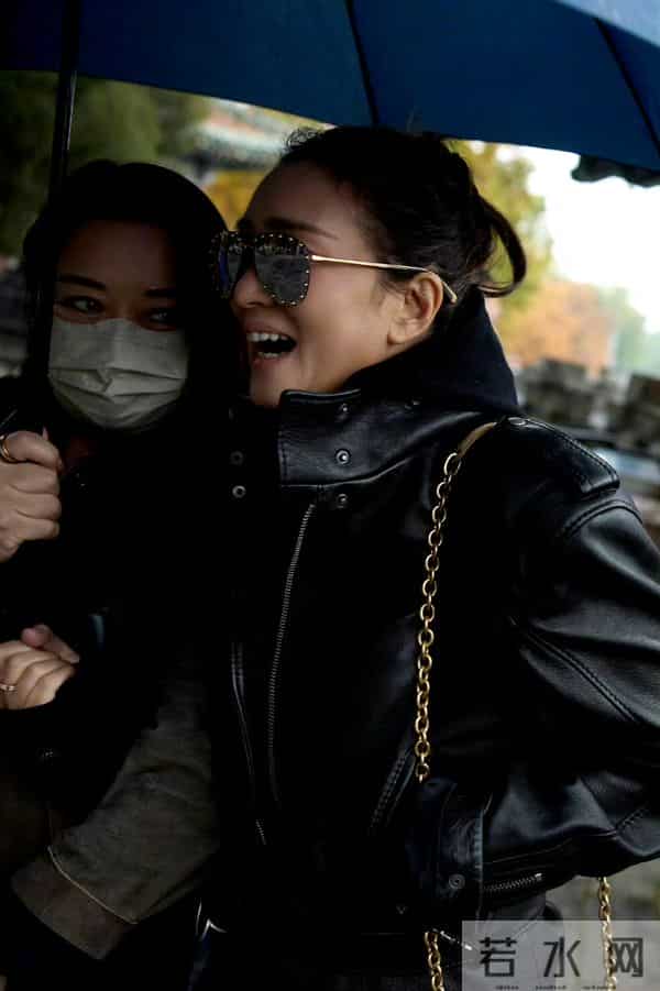 巩俐现身北海公园，雨中散步，59岁体态自然，电影画面照进现实！