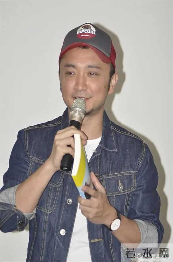 52岁朱迅现身上海，生图皱纹多到浓妆遮不住，头顶长了白发显沧桑