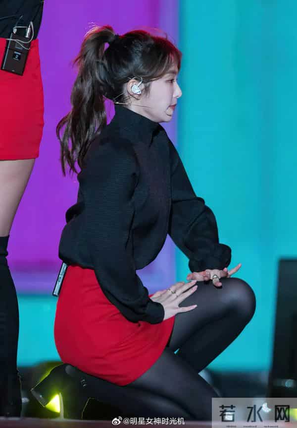 裴珠泫大胆的厚黑裤袜很性感，这个黑色上衣配红色短裙无敌