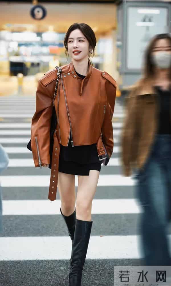 蔡文静现身机场，皮衣搭配短裙酷飒甜美！