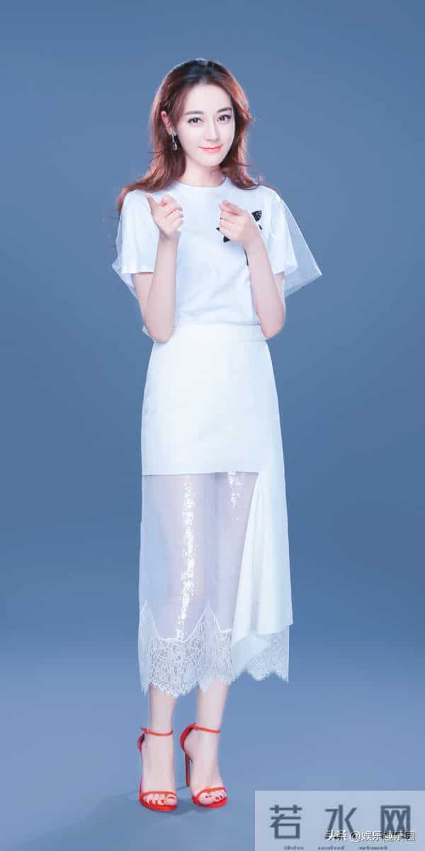 谁能扛住迪丽热巴的颜值暴击？白裙娇俏、红裙明艳，脚链细节…