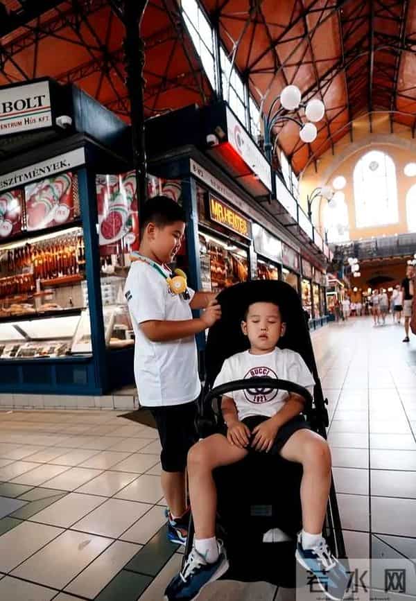 李小萌一家国外度假，两个儿子暴风抽高，都肉嘟嘟的太可爱了