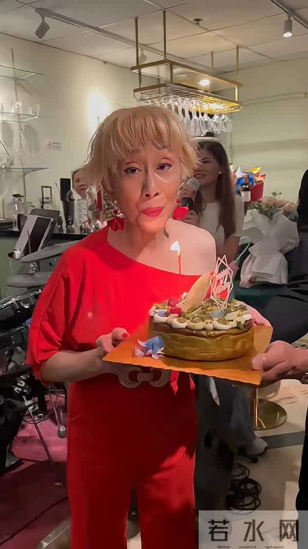 74岁前TVB女星的近况曝光，想不到她状态保持得这么好