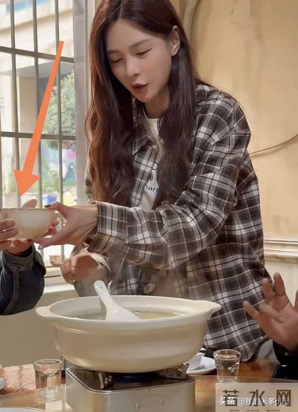 沈梦辰请汪涵吃湘菜，亲手为涵哥盛汤，51岁汪涵胡子花白像小老头