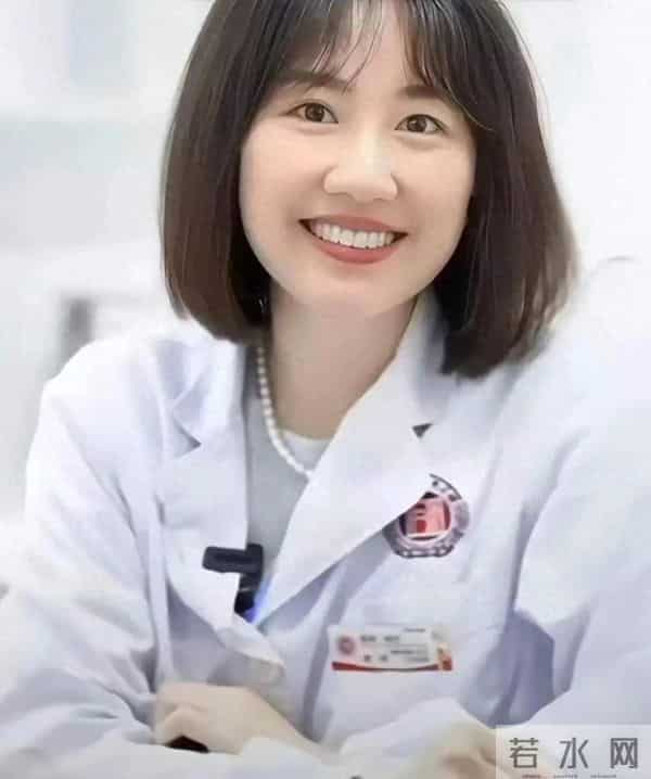 还真别说，曾医生的审美确实有一套,穿着时髦得体