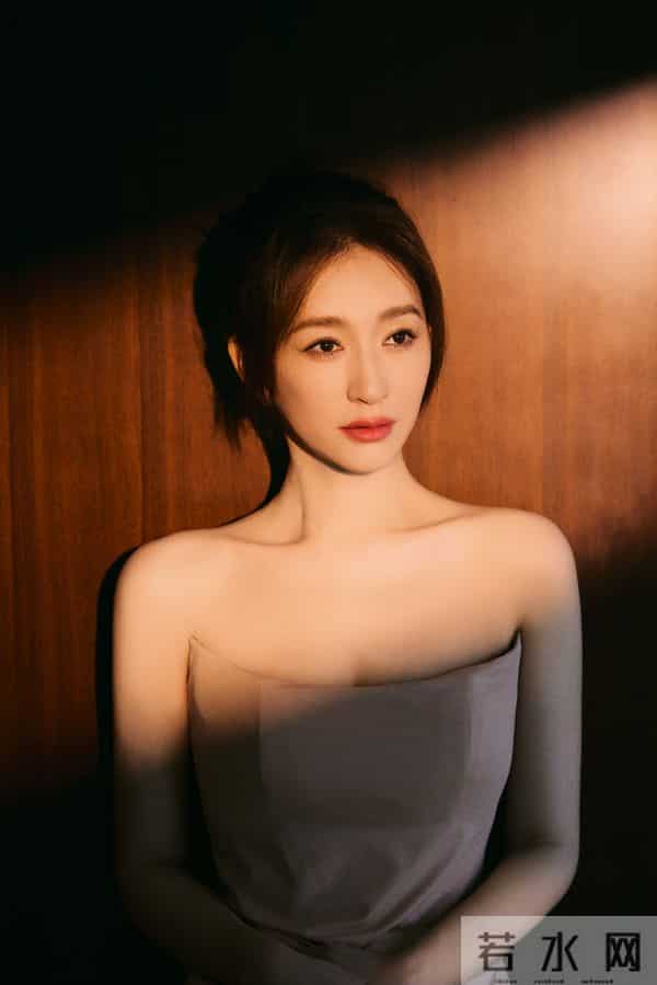 李小冉氛围感大片，裸色长裙展现迷人魅力