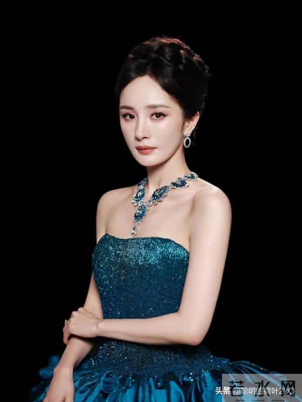 杨幂蓝孔雀女王造型，太美了