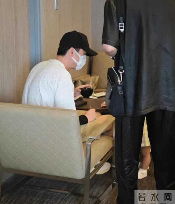 胡歌宠女实锤！带2岁小茉莉逛上海乐高，3千VIP通道藏满父爱