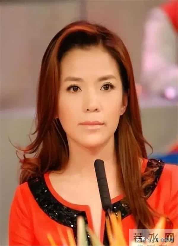 52岁朱迅现身上海，生图皱纹多到浓妆遮不住，头顶长了白发显沧桑