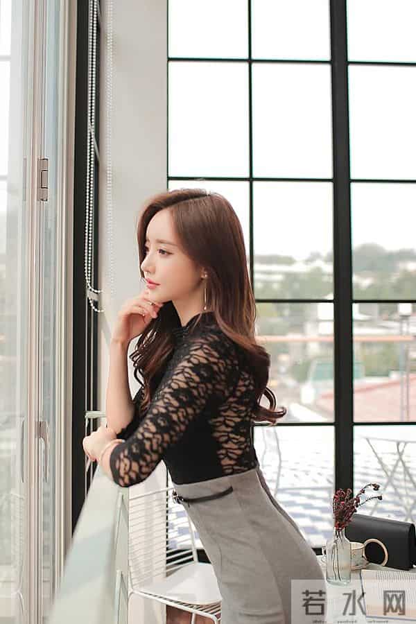 孙允珠 经典中式绣花深黑半搭职业装