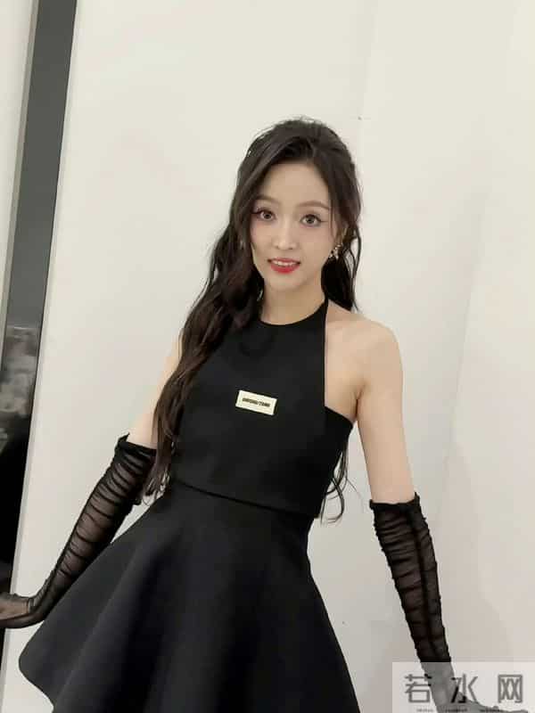 吴宣仪，俏皮小黑裙～