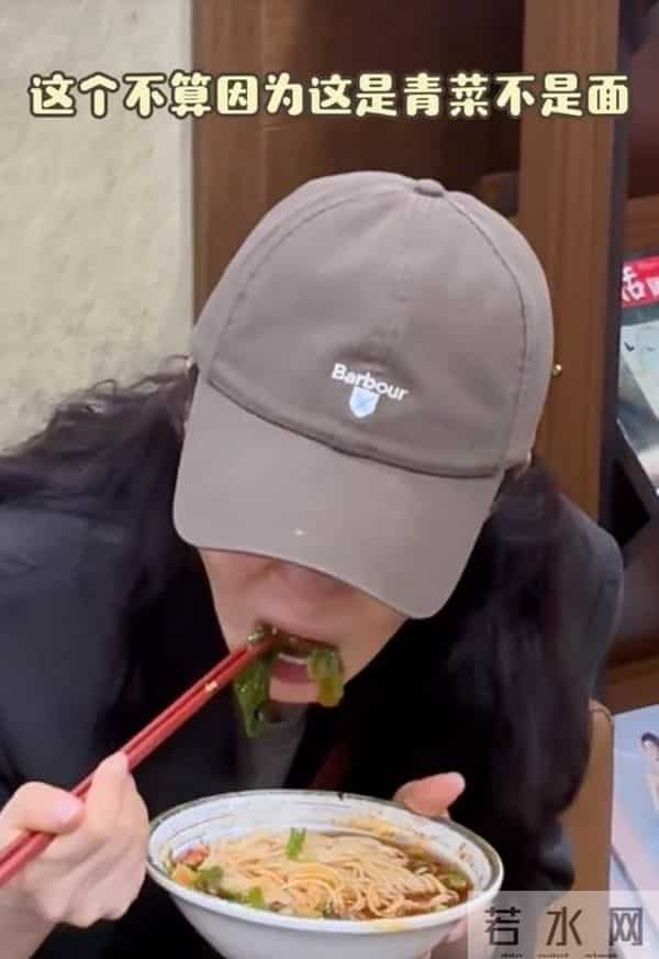 女星蒋勤勤狂炫3碗小面，50岁素颜白到发光！网友：看着就30岁