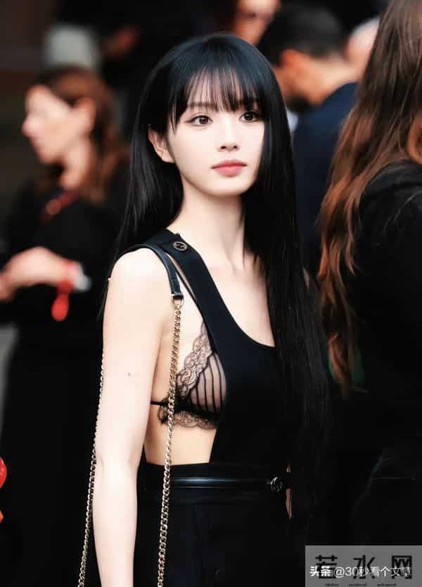 甜妹也能这么野？田曦薇米兰时装周内衣外露，风格颠覆引全网狂赞