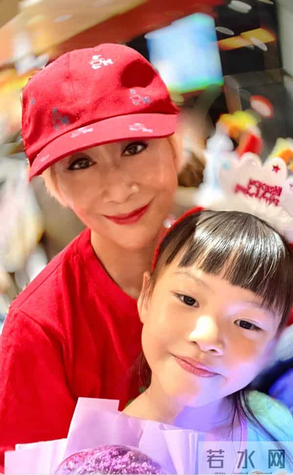 74岁前TVB女星的近况曝光，想不到她状态保持得这么好