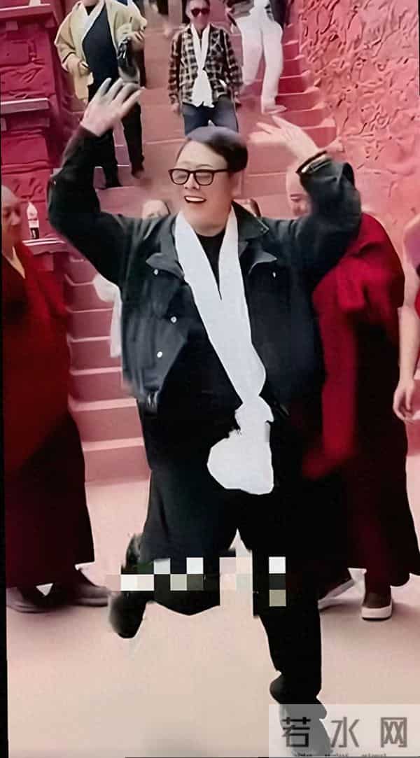 李连杰走路突然手舞足蹈，曾经硬汉如今却添阴柔感