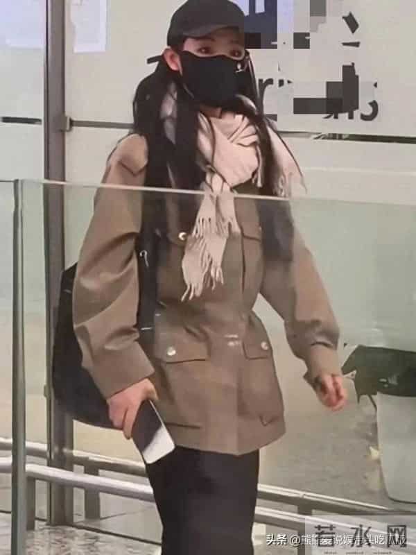 太佩服陈丽君的审美了：工装夹克搭黑色阔腿裤，这么穿又美又飒！