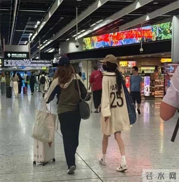 38岁杨幂香港被偶遇！头发潦草背超大包包，低调去看望女儿小糯米