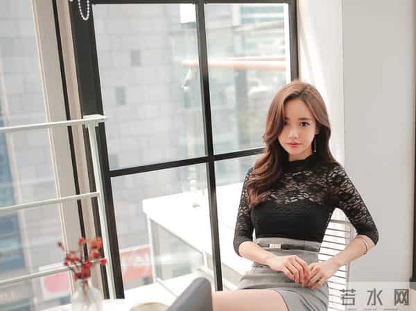 孙允珠 经典中式绣花深黑半搭职业装