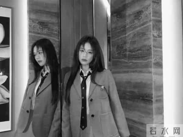 马思纯学院风穿搭写真，小短裙长筒袜清纯迷人