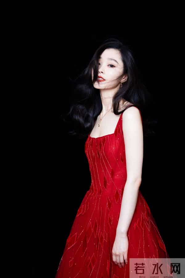 宋轶红色裙造型，东方美学的极致浪漫