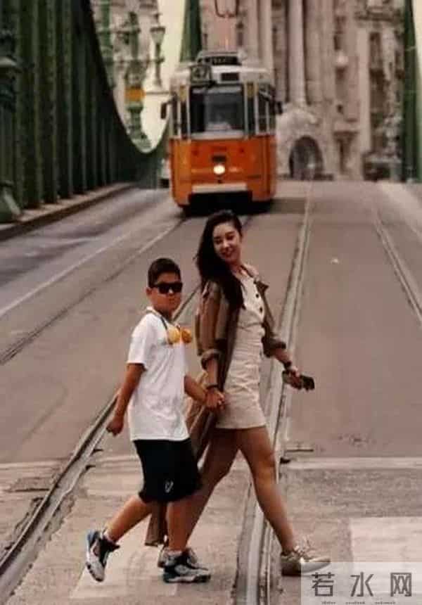 李小萌一家国外度假，两个儿子暴风抽高，都肉嘟嘟的太可爱了