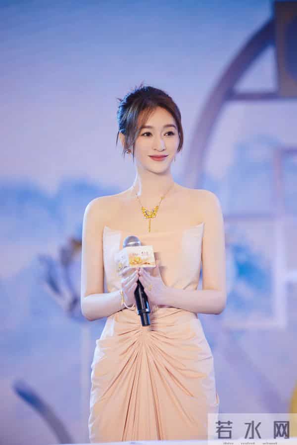 李小冉氛围感大片，裸色长裙展现迷人魅力