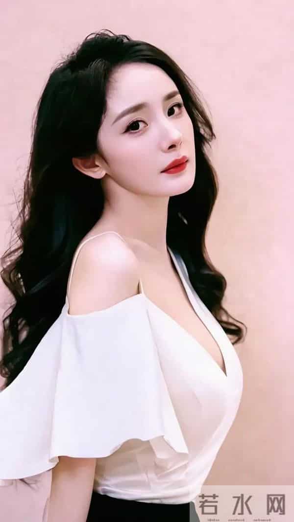 杨幂身材管理太卷！曲线玲珑成时尚标杆