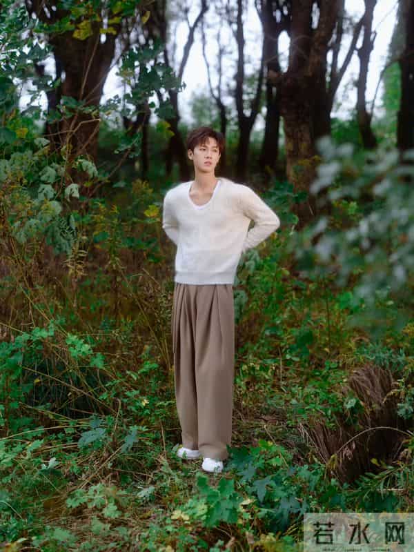 李昀锐清风活动造型，软白毛衣配卡其裤，居家男友感直接溢出屏