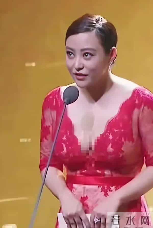 郝蕾太丰满了穿绒衣扣子都撑开了如果扣子突然破了那就十分尴尬了