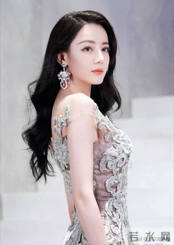 谁能扛住迪丽热巴的颜值暴击？白裙娇俏、红裙明艳，脚链细节…