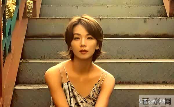 陈思诚爱她，王凯陪伴着她，41岁的她活成了人人羡慕的大女主！