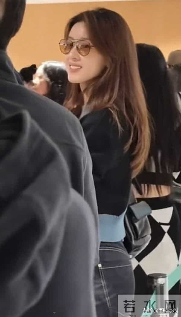 章泽天在机场被偶遇，她的脸真的好美啊，身材也很好，真的太美了