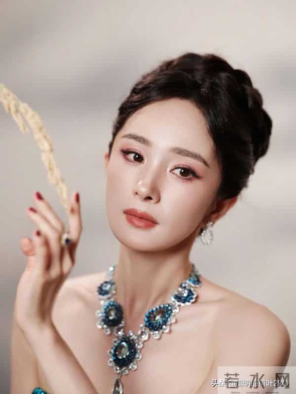 杨幂蓝孔雀女王造型，太美了