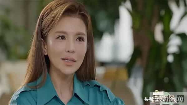 52岁朱迅现身上海，生图皱纹多到浓妆遮不住，头顶长了白发显沧桑