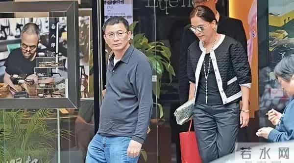 王家卫不戴墨镜，原来长这样，平时在公开场合王导基本都是戴墨镜