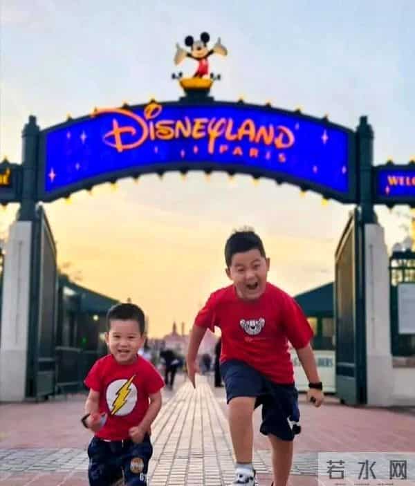 李小萌一家国外度假，两个儿子暴风抽高，都肉嘟嘟的太可爱了