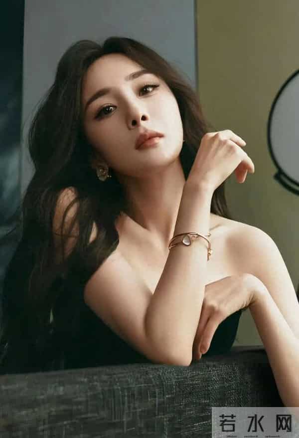 杨幂身穿细高跟，展现成熟韵味！