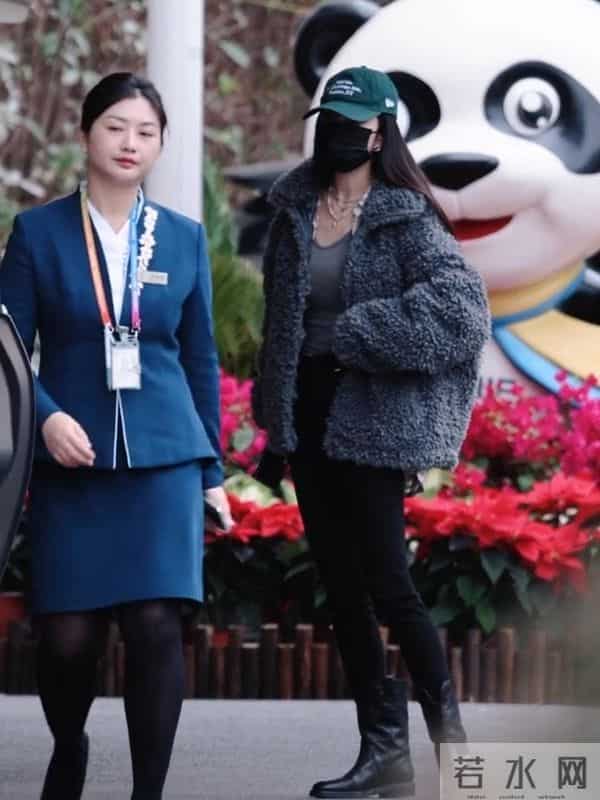 39岁杨幂在路边被偶遇 他打扮好休闲 身材高挑腿长 真的好美啊！