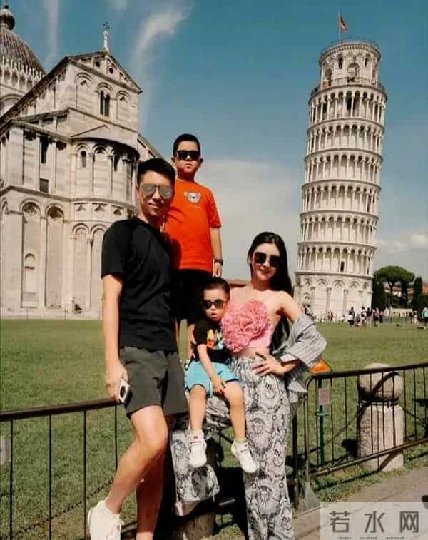 李小萌一家国外度假，两个儿子暴风抽高，都肉嘟嘟的太可爱了