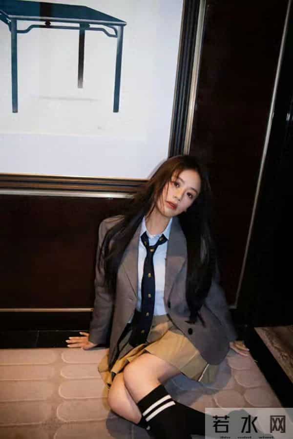 马思纯学院风穿搭写真，小短裙长筒袜清纯迷人