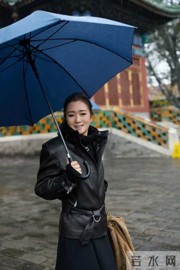 巩俐现身北海公园，雨中散步，59岁体态自然，电影画面照进现实！