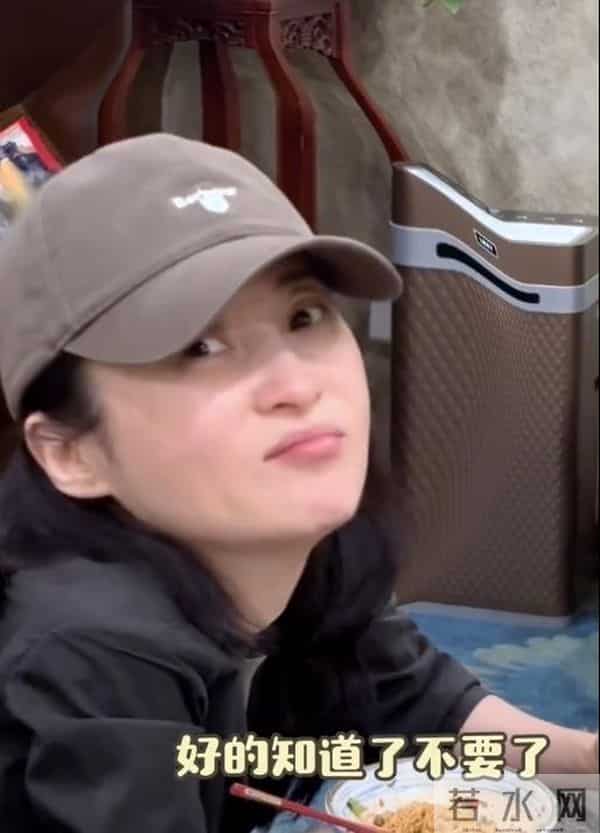 女星蒋勤勤狂炫3碗小面，50岁素颜白到发光！网友：看着就30岁