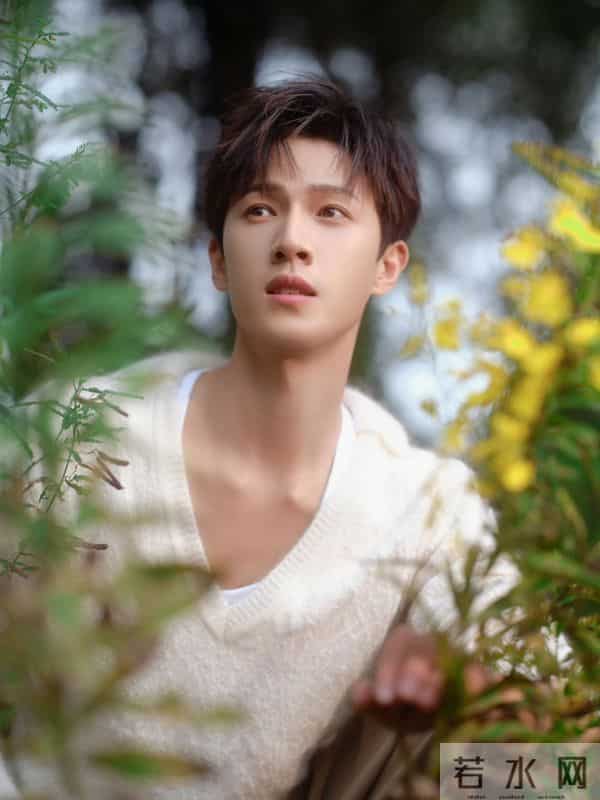 李昀锐清风活动造型，软白毛衣配卡其裤，居家男友感直接溢出屏