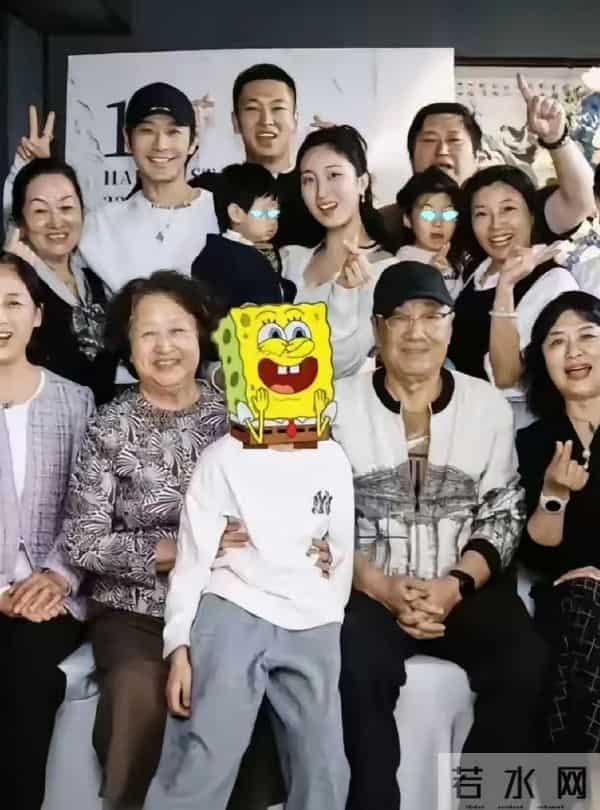 黄晓明一家4口参加亲戚家宝宝周岁宴，小海绵被奶奶搂在怀中