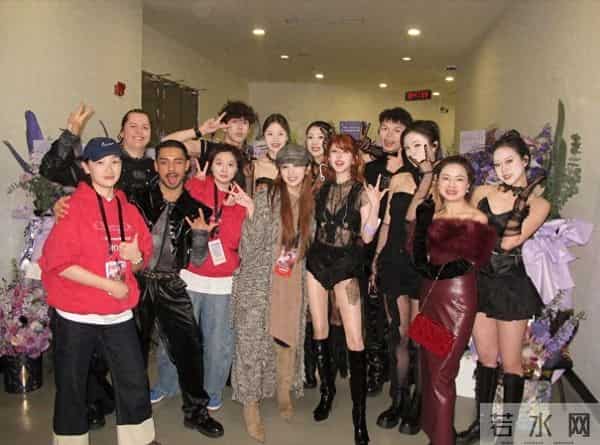 赵露思演唱会后台大合照曝光!一旁的露思妈妈狐领红皮衣太潮了