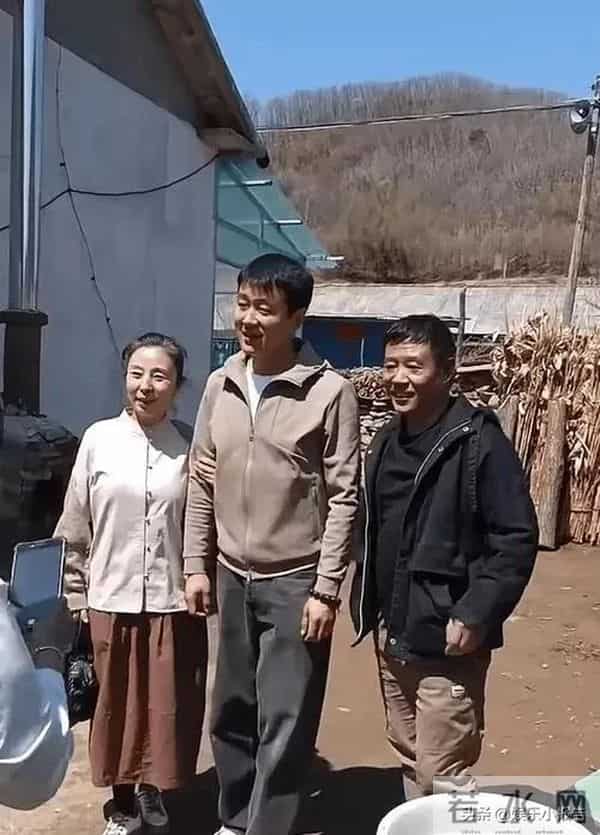 佟大为近况:生活低调,46岁头发稀疏显老气,老婆年轻很会保养